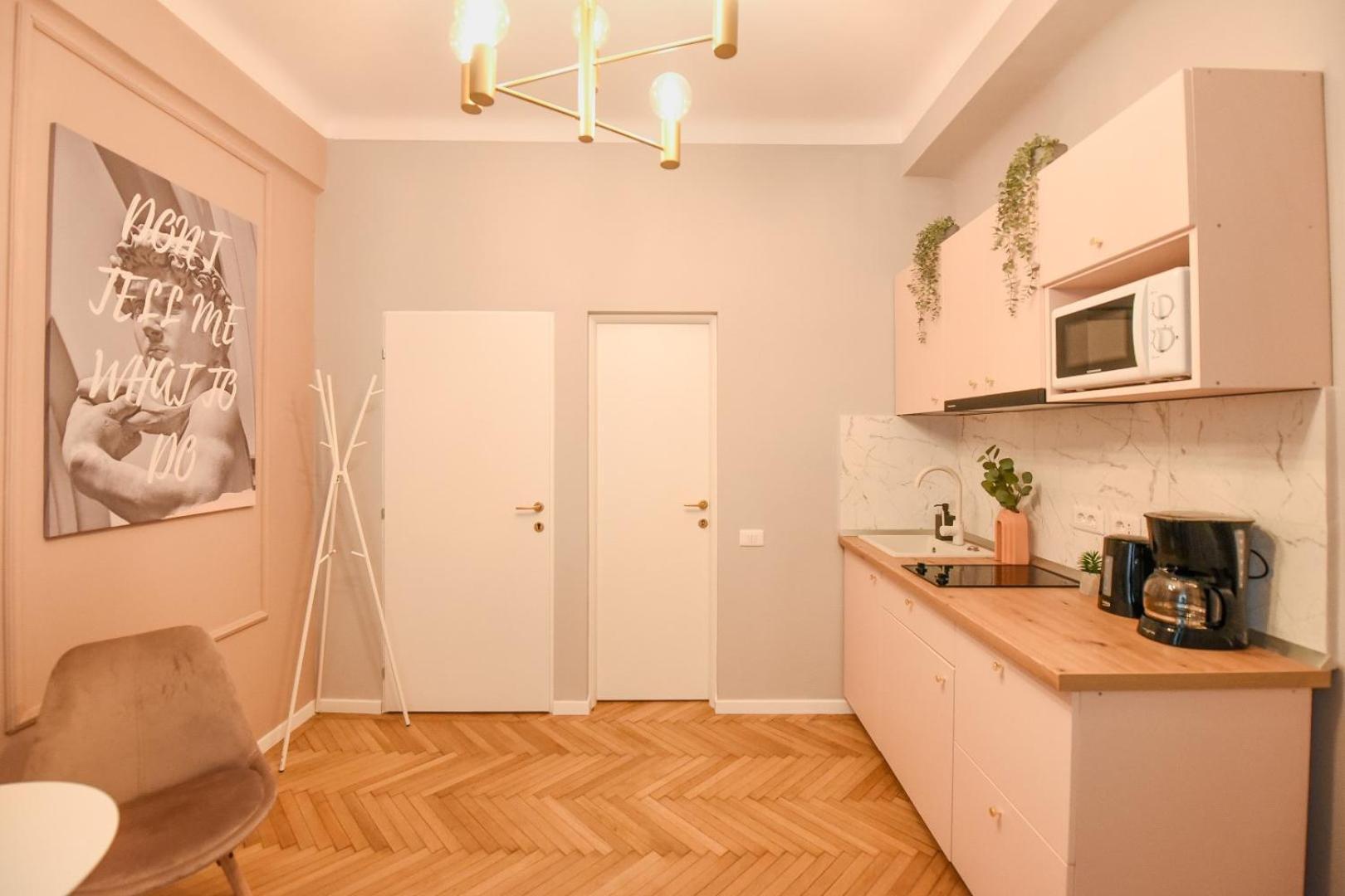 Modern Stay - Central Studios With Wall Projector Near Radisson Букурещ Стая снимка